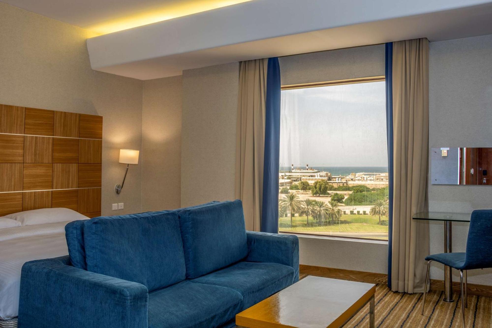 Hotel Golden Tulip 4*